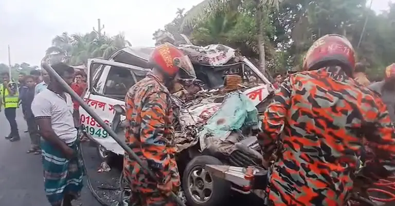 বাস ও অ্যাম্বুলেন্সের মুখোমুখি সংঘর্ষ